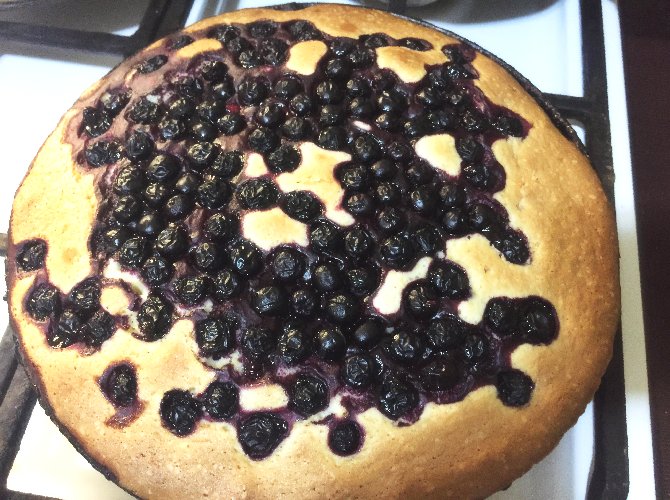 Готовый песочный пирог с ягодами
